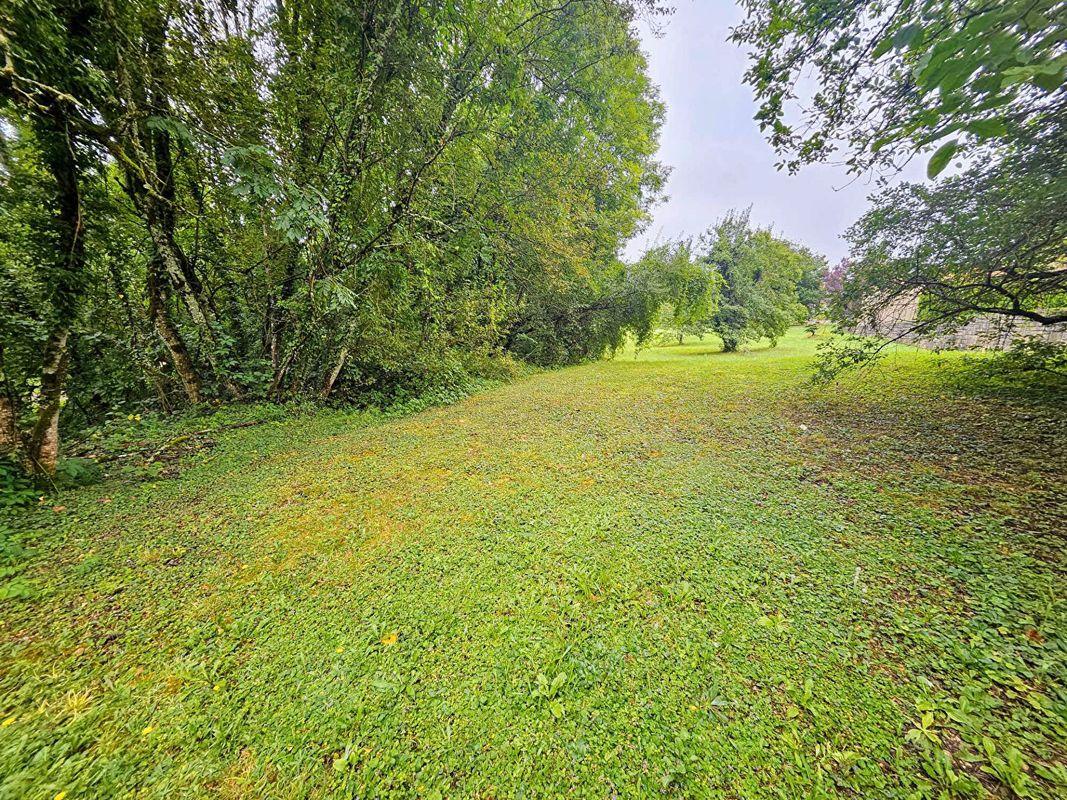 A vendre terrain à bâtir à Leffonds-le-Bas.